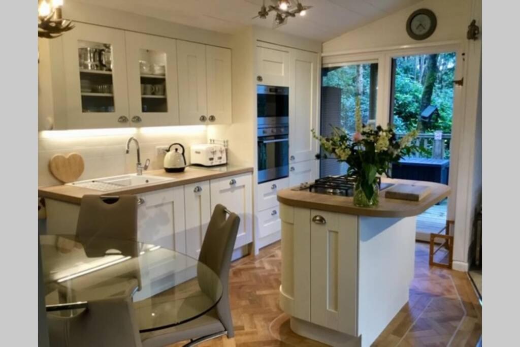Mistletoe One Luxury Lodge With Hot Tub Windermere Eksteriør bilde
