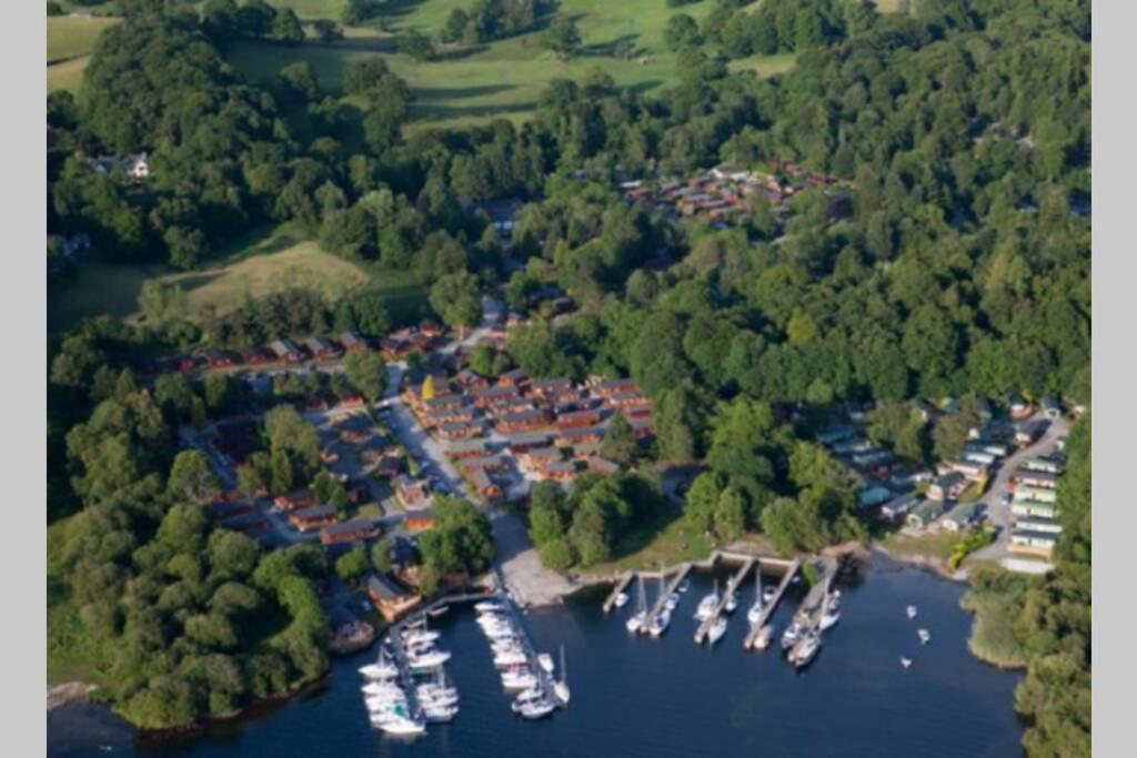 Mistletoe One Luxury Lodge With Hot Tub Windermere Eksteriør bilde