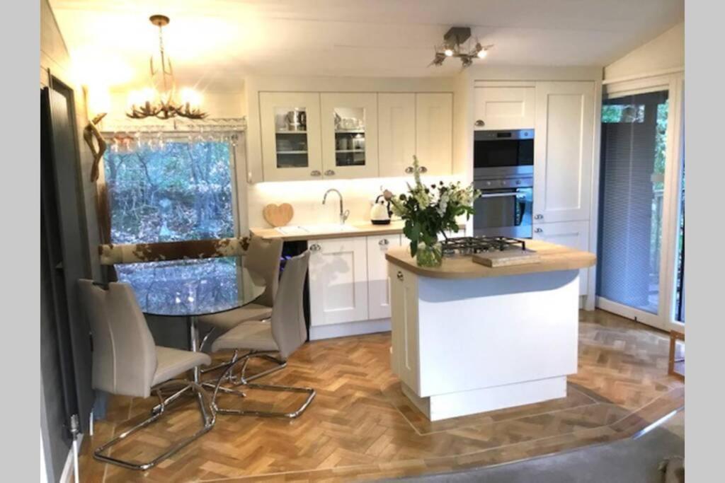 Mistletoe One Luxury Lodge With Hot Tub Windermere Eksteriør bilde