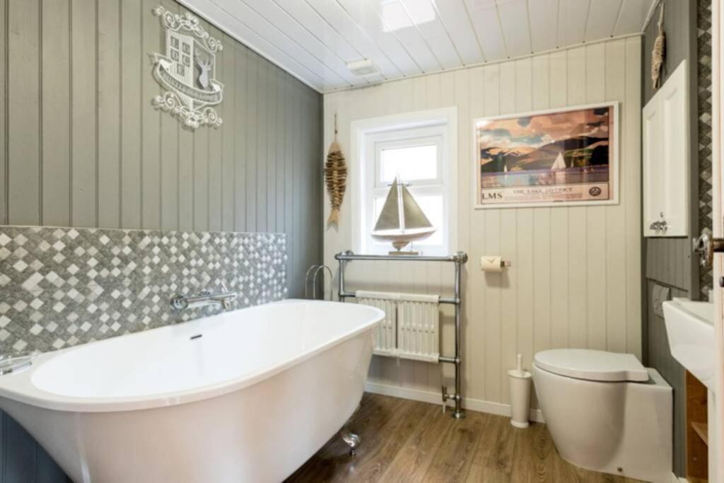 Mistletoe One Luxury Lodge With Hot Tub Windermere Eksteriør bilde