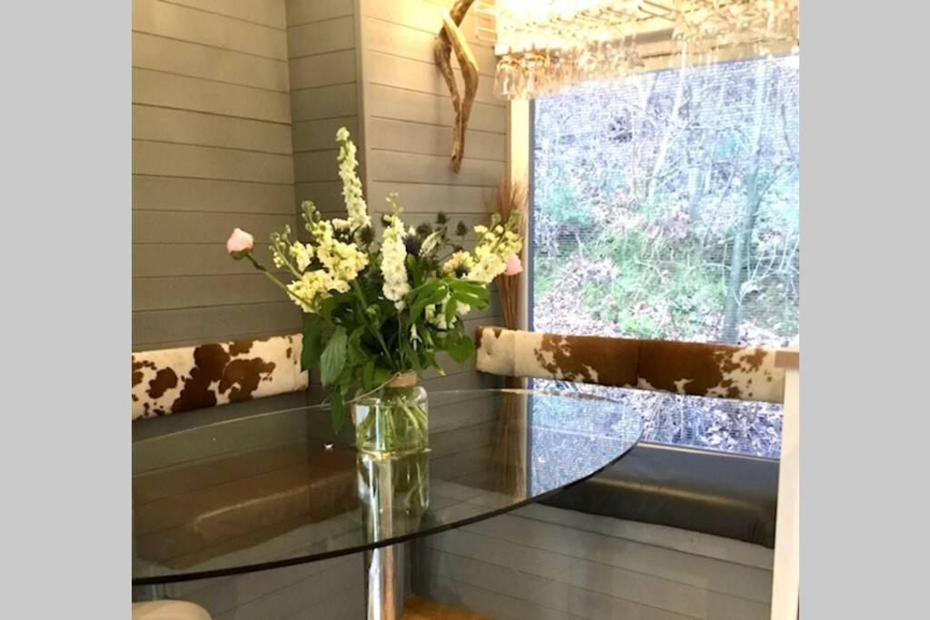 Mistletoe One Luxury Lodge With Hot Tub Windermere Eksteriør bilde