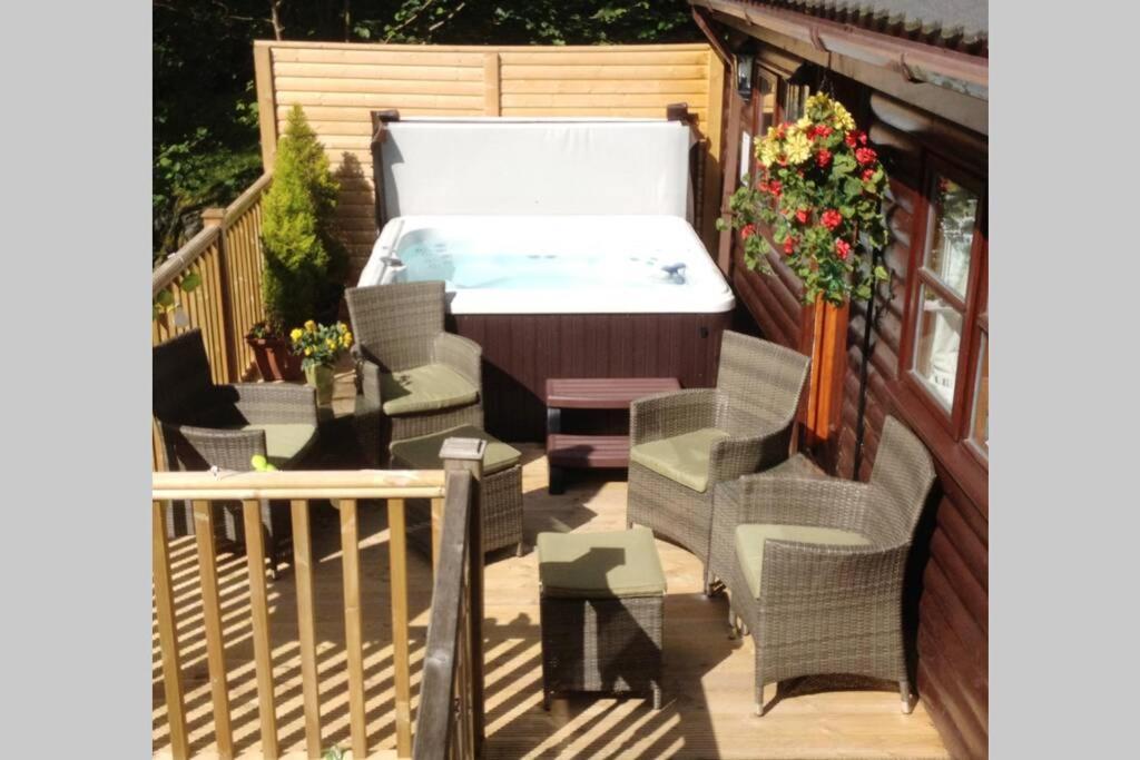 Mistletoe One Luxury Lodge With Hot Tub Windermere Eksteriør bilde